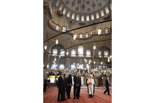 Mit dem türkischen Premierminister Recep Tayyip Erdogan besuchte er die berühmte Blaue Moschee in Istanbul. 