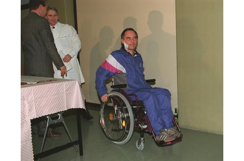 Neun Tage nach der deutschen Wiedervereinigung ereignete sich das Attentat auf Schäuble. Der verletzte Innenminister präsentierte sich fünf Wochen später, am 22. November 1990, der Öffentlichkeit auf einer Pressekonferenz erstmals im Rollstuhl.