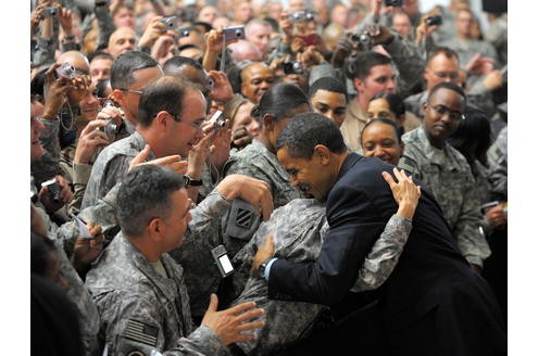 Herzlich empfangen wurde der Präsident bei seinem Besuch im Camp Victory in der Nähe von Baghdad.