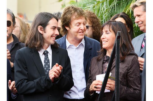 Zusammen mit Olivia Harrison, der Witwe des an Krebs verstorbenen George Harrison und Sohn Dhani Harrison feierte Paul McCartney den Stern auf dem Walk of Fame in Hollywood für Harrison.