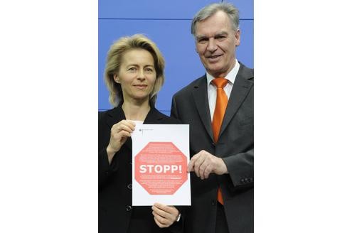 Ursula von der Leyen und der Präsident des deutschen Bundeskriminalamtes (BKA), Joerg Ziercke, zeigen das Stopp-Schild, das in Zukunft erscheinen soll, wenn Internetnutzer versuchen auf kinderpornographische Seiten zuzugreifen.