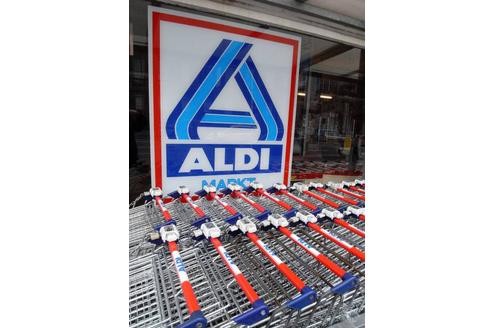 Erfolgreich ist auch das Prinzip der Aldi-Brüder Karl und Theo. Den ersten Supermarkt eröffnen sie 1913 in Essen. Seitdem hat ihr Discounter weltweit expandiert.