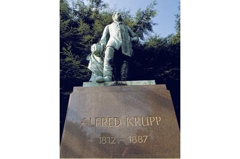 Untrennbar mit dem Ruhrgebiet verbunden ist der Unternehmer Alfred Krupp (hier ein Denkmal im Hügelpark in Essen). Das Unternehmen schloss sich ...