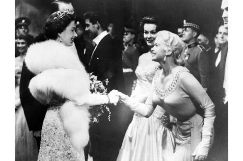Manchmal empfängt die Königin auch Schauspieler: 1957 war's Jayne Mansfield, ...
