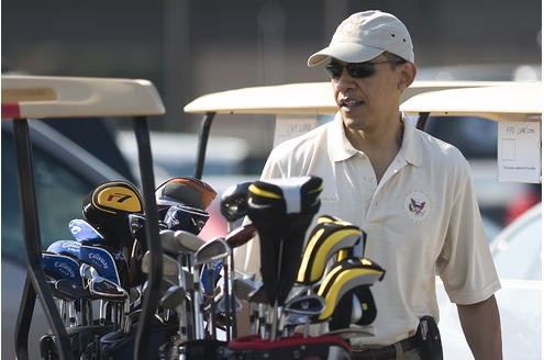 Auch im Alter von 50 Jahren amüsiert sich der Demokrat, wenn es die Zeit zulässt, mit Golfspielen. Fast täglich halte er sich mit Joggen, Gewichtheben oder wöchentlichen Basketballspielen fit, wird berichtet. Zudem habe er mit dem Rauchen aufgehört, erzählte seine Frau Michelle