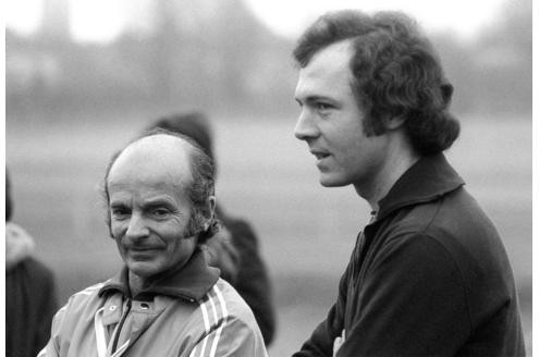 Unter Trainer Dettmar Cramer (li.) verteidigen Franz Beckenbauer und der FC Bayern gegen Leeds bzw.  St. Etienne 1975 und 1976 den Europapokal der Landesmeister.