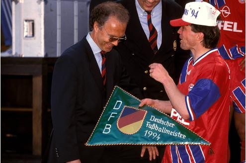 Lothar Matthäus überreicht seinem Trainer den Meisterschaftswimpel der Saison 1993/94.