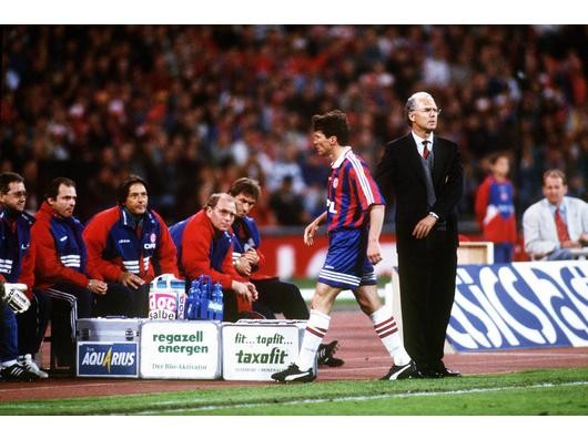 Das waren noch Zeiten: Lothar Matthäus als Spieler, Franz Beckenbauer als Trainer und Uli Hoeneß als Manager auf der Bank. (Foto: imago)