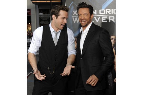 ... mit der Sängerin Alanis Morissette verlobt. In X-Men Origins: Wolverine spielte Ryan Reynolds mit Hugh Jackman, den das People-Magazine 2008 zum Sexiest Man Alive gekürt hatte. Nicht wenige Frauen - und Männer - hätten sich auf dem ersten Platz...