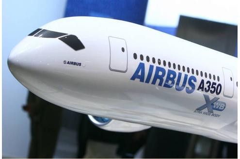 Der Flugzeugbauer Airbus will das erste Exemplar des neuen Langstreckenflugzeuges A350 XWB Mitte 2013 ausliefern. Der Listenpreis für die Maschine beträgt je nach Variante bis zu 272 Millionen Dollar.