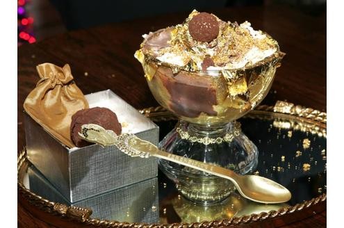 Tahiti-Vanille-Eis mit Madagaskar-Bohnen, Pralinen und Schokoladentrüffeln, bedeckt von Blattgold: Der Golden Opulence Sundae, teuerster Eisbecher der Welt, wird im New Yorker Szenetreff Serendipity 3 serviert – für 1000 Dollar.