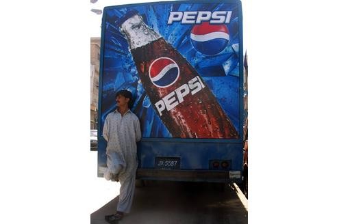 Pepsi will unabhängig abfüllen: Zum Preis von rund sechs Milliarden Dollar (etwa 4,64 Milliarden Euro) übernimmt der US-Getränkeriese die zwei größten von Pepsi genutzten Abfüllbetriebe. 80 Prozent des eigenen Vertriebs stammten künftig aus einer Hand, so Pepsi.