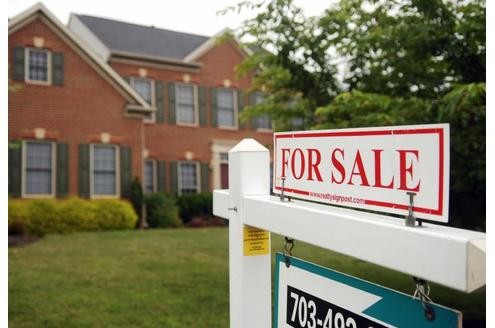 Der Preisverfall am US-Immobilienmarkt setzt sich mit Rekordgeschwindigkeit fort. Im Schnitt kostete ein Einfamilienhaus zuletzt 200.900 Dollar, das sind 18,1 Prozent weniger als im Jahr zuvor.