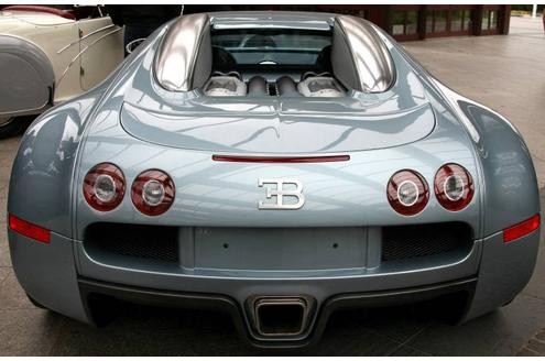 Der teuerste in Serie hergestellte Neuwagen ist der Bugatti Veyron Cabriolet. Er kostet die Kleinigkeit von 1,4 Millionen Euro. Das ist aber noch nicht alles: Das ist nur der Nettopreis, dazu kommen noch die jeweiligen Landessteuern.
