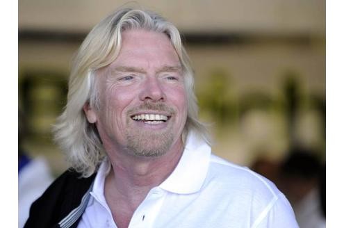 Der Milliardär Richard Branson will im Sommer Raumschiffe zu Testflügen ins All schicken. Einige Monate später soll der Weltraumtourismus über seine Firma Virgin Galactic starten. Die Reise ins All kostet pro Person 200 000 Dollar.
