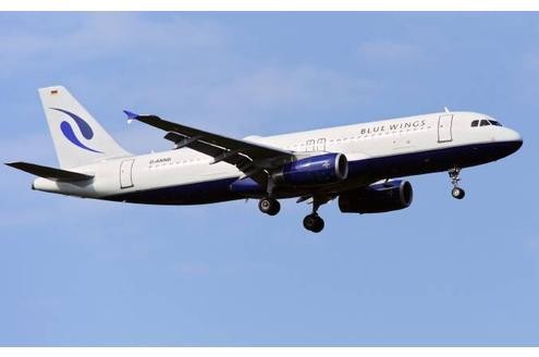 Nachdem das Luftfahrtbundesamt der Fluggesellschaft Blue Wings Ende März die Betriebserlaubnis entzogen hatte, will der russische Milliardär Alexander Lebedew seinen Anteil loswerden. Er bot seine 49 Prozent der russischen Aeroflot nun für einen Euro an.