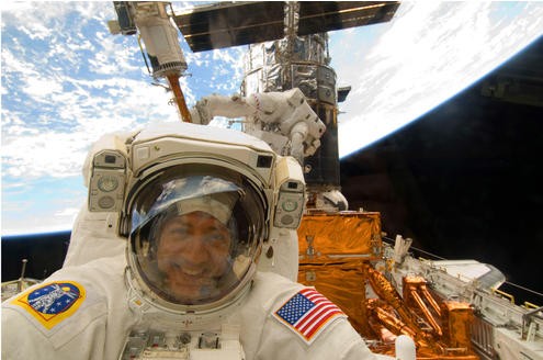 Hier bringt der Astronaut Mike Massimino zusätzliche Teiel an Hubble an. Jetzt kann es Bilder senden wie etwa... 