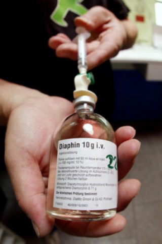 Heroin wird in einer Heroinabgabestelle in Frankfurt am Main auf eine Spritze aufgezogen. Foto: ap