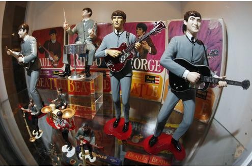 ...in der Erlebniswelt Beatlemania in Hamburg. Auf fünf Etagen bekommen Fans auf der Reeperbahn alles zu sehen, was mit den Beatles zu tun hat. Zum Beispiel...