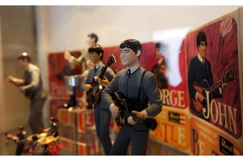 Das Geld könnte er mit dem Verkauf von Fan-Artikeln wieder rein holen: Die Beatles gibt es sogar als Puppen...
