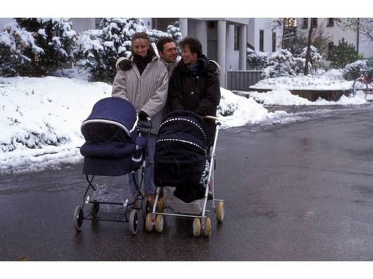 Drei Generationen vereint - Mutter, Sohn und Schwiegertochter schieben den Nachwuchs spazieren. Foto: imago