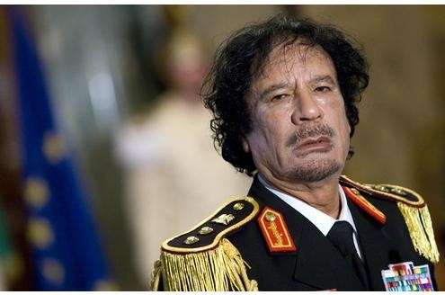 Anfang der 90er Jahre verhängten die Vereinten Nationen ein Handelsembargo. Jahrelang hielt Gaddafi dem Druck stand, doch im Frühjahr 2003 entschädigte er dann die Opfer der beiden Flugzeuganschläge, ...