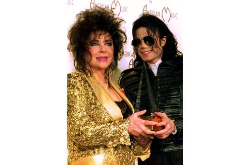 Diese beiden verband nicht nur eine enge Freundschaft: Elizabeth Taylor, mittlerweile 78 Jahre alt, und der verstorbene Michael Jackson legten sich beide gleich mehrmals auf den OP-Tisch.