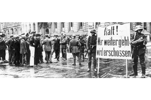 Szene aus Berlin: Nach Kapps Rücktritt wird ein Streik gegen die Putsch-Regierung ausgerufen. Auch in Essen beteiligen sich etwa 50.000 Aufständische.
