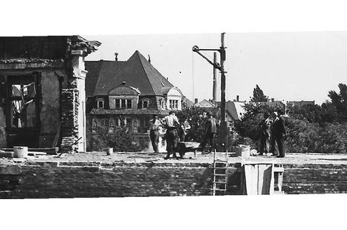 Hoch oben nach dem Krieg: Aufbauarbeiten am teils zerstörten Polizeipräsidium in Essen.