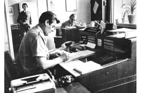 1961: Die Bearbeitung ohne Internet und Computer kann man sich heute kaum noch vorstellen. Doch auch ohne Hardware-Unterstützung erledigen die Kollegen ihre Arbeiten erfolgreich.