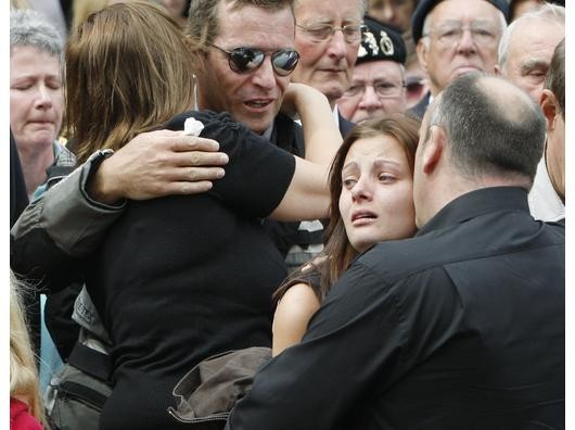 Angehörige in Wootton Bassett trauern um die Toten. Foto: ap Angehörige in Wootton Bassett trauern um die Toten. Foto: ap