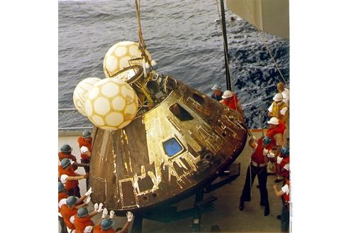 April 1970. USA: Apollo 13 sollte die dritte Mondmission der Nasa werden - aber zwei Tage nach dem Start explodierte ein Sauerstofftank. Nach einer dramatischen Rettungsaktion gelang es nach vier Tagen, die drei Astronauten heil zur Erde zurückzubringen. Die vom Feuer beschädigte Kapsel landete im Pazifik.