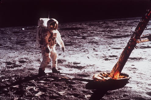 ... Neil Armstrong. Aldrin steht dabei neben einem Fuß des ... 