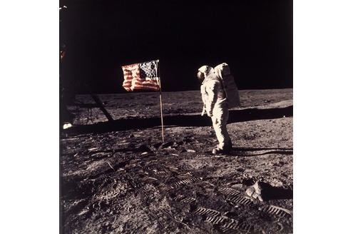 Juli 1969, USA: Nasa-Astronaut Edwin Aldrin posiert bei der Apollo-11-Mission als erster Mensch auf dem Mond. Aufgenommen wurde das Bild von ... 