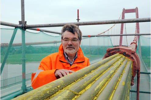 Der Korrosionsschutz an der Emmericher Rheinbrücke, hier am 22.07.2009, wird überprüft. Bei Routinekontrollen wurden Korrosionsschäden an der Brücke festgestellt. Hans Löckmann bei der Kontrolle auf dem Gerüst der Brücke Foto: Kurt Michelis