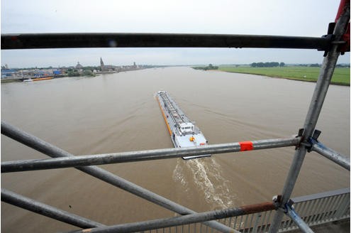 Der Korrosionsschutz an der Emmericher Rheinbrücke, hier am 22.07.2009, wird überprüft. Bei Routinekontrollen wurden Korrosionsschäden an der Brücke festgestellt. Die Baustelle an mitten auf der Rheinbrücke Emmerich Foto: Kurt Michelis