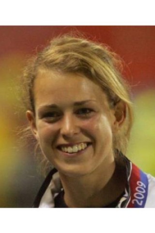 Vania Stambolova bei der Universiade in Belgrad. Die 25-Jährige, die bis zum 9. April dieses Jahres eine zweijährige Dopingsperre abgesessen hatte, setzte sich mit 55,14 Sekunden über 400 m Hürden durch. Sie war positiv auf Testosteron getestet worden. Auf dem Bild mit Jonna Tilgner bei der Siegerehrung 400 m Hürden . Tilgner wurde Zweite