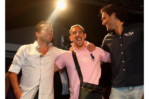 Am 28. Juli feierte er mit den Bayern-Spielern Franck Ribery (Mitte) und Luca Toni (r.).