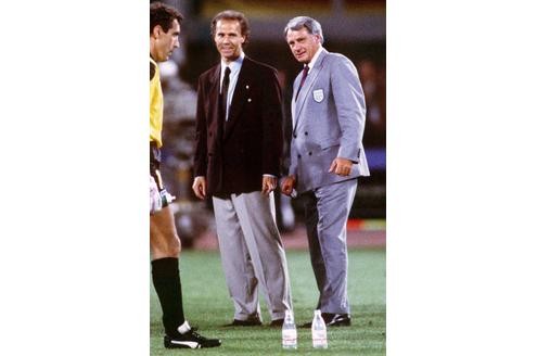 Und wieder ein Aufeinandertreffen mit Bobby Robson. Im Halbfinale der WM in Italien 1990 beobachten die Teamchefs, wie sich Englands Nationalkeeper Peter Shilton auf das Elfmeterschießen vorbereitet. Deutschland gewinnt mit 5:4.