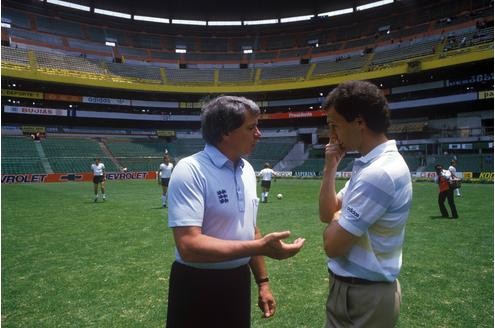 Teamchef Franz Beckenbauer und Englands Nationaltrainer Bobby Robson unterhalten sich während der WM 1986 im leeren Aztekenstadion in Mexiko-Stadt.