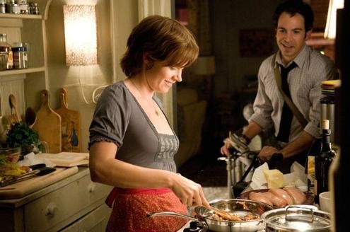 Eric (Chris Messina) freut sich, dass seine Frau Julie (Amy Adams) aus dem Nachkochen von Julia Childs Rezepten so viel Freude schöpft. © Sony Pictures