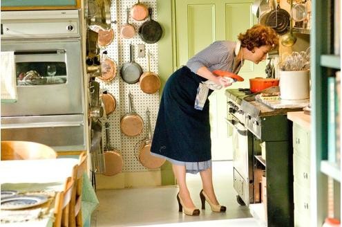 In ihrer Küche ist Julia Child (Meryl Streep) in ihrem Element. © Sony Pictures