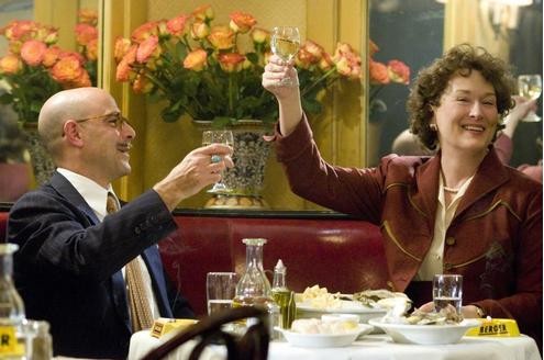 Ein amerikanisches Ehepaar in Paris: Paul (Stanley Tucci) und Julia Child (Meryl Streep) genießen das süße Leben in Frankreich - mit gutem französischen Essen. © Sony Pictures