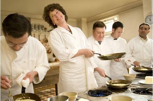 In der berühmten Kochschule Cordon Bleu verblüfft Julia Child (Meryl Streep) sogar die Profis mit ihrem großen Talent und ihrer ungebremsten Leidenschaft fürs Kochen. © Sony Pictures
