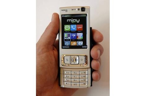 Für ungleich mehr Aufsehen sorgt allerdings Nokias Vorzeige-Modell N95. Ein Vielkönner, mit 5-Megapixel-Kamera, GPS, WLAN, UMTS, HSDPA, EDGE, MP3-Player und Bürosoftware-Anwendungen.