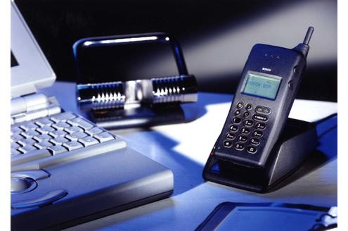 Nach und nach werden Handys zu besseren Fliegengewichten: Das M-COM 714 von Bosch wiegt 182 Gramm. Damit knackt der Konzern 1995 erstmals unter die 200-Gramm-Marke. 