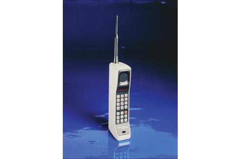 Am 21. September 1983 ist es soweit. Das Motorola DynaTAC 8000X ist das weltweit erste echte Mobiltelefon. Trotz Ausmaßen von 33×4,5×8,9 Zentimetern, 800 Gramm Gewicht und einem Anschaffungspreis von 4000 Dollar ist das Gerät ein Jahr nach Start 400.000 Mal verkauft.