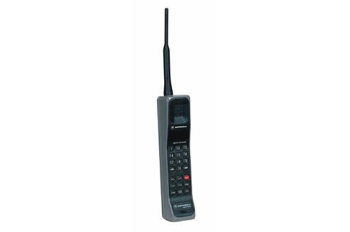 Während das DynaTAC 8000X noch im analogen Netz arbeitet, ist das Motorola International 3200 das erste echte „Handy“ für digitale Netze und kommt 1992 nach Europa. Es hat immerhin schon eine Gesprächsdauer von 110 Minuten. Den sogenannten „Knochen“ gab es für rund 3000 Mark.