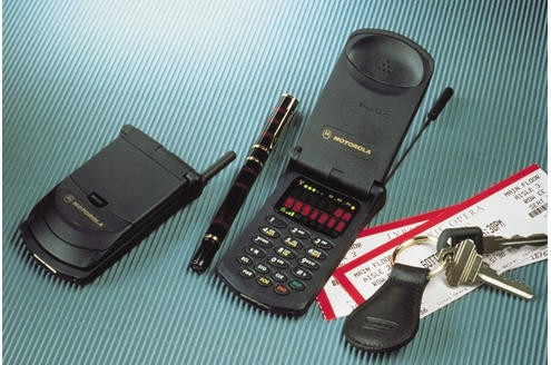 Nicht nur Siemens sorgt 1997 für Aufsehen in der Branche. Motorola bringt mit dem StarTAC das erste Klapp-Handy auf den Markt. Der Winzling ist gerade mal 86 x 59 x 33 Millimeter groß und wiegt 108 Gramm.