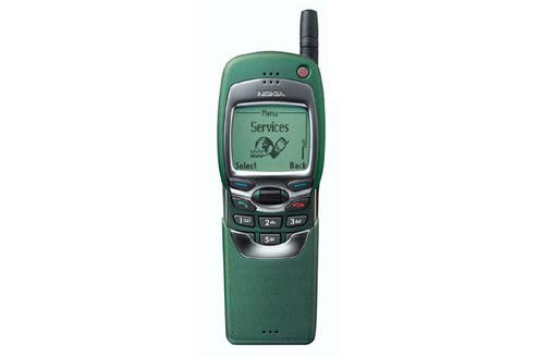 1999 können Kunden mit dem Nokia 7110 das erste Mobiltelefon kaufen, das einen WAP-Browser hat. Sprich: Mit dem man auch im Internet surfen kann. Die Rolltaste zum Scrollen bleibt ein einmaliger Versuch. Neue Maßstäbe für Mini-Modelle setzt Nokia mit dem 8210. Es wiegt 79 Gramm.